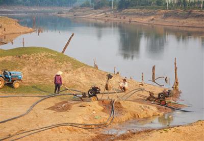 Đấu giá, chuyển nhượng và thế chấp quyền khai thác sử dụng tài nguyên nước