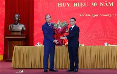 Đồng chí Phùng Đức Tiến nhận Huy hiệu 30 năm tuổi Đảng