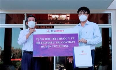 EVNGENCO3 trao tặng 1700 túi thuốc cùng huyện Tuy Phong chống dịch Covid-19