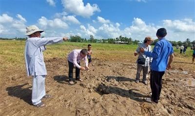 Giếng khoan giữa đồng nước sôi sùng sục, châm lửa liền bốc cháy
