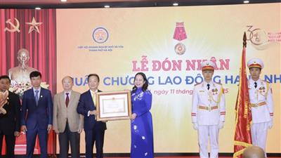 Hiệp hội Doanh nghiệp nhỏ và vừa thành phố Hà Nội đón nhận Huân chương Lao động hạng Nhất