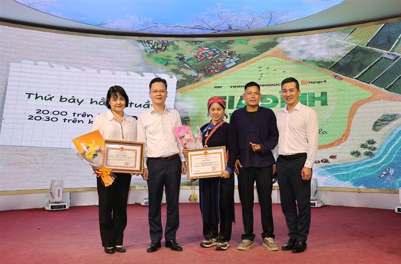 Chủ tịch UBND tỉnh Lào Cai trao Bằng khen cho YeaH1 vì đóng góp phát triển du lịch qua chương trình “Gia đình Haha”