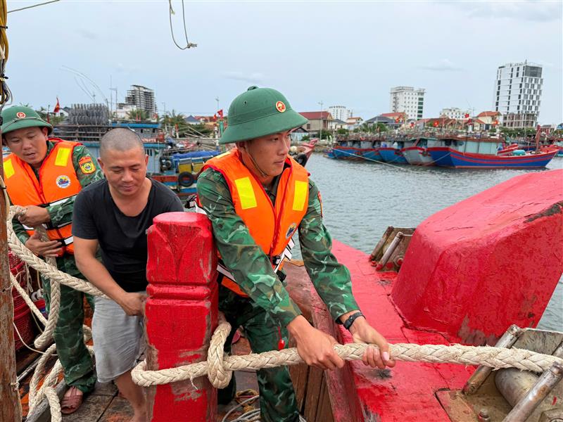 Quảng Trị: Các tàu thuyền đã được Bộ đội Biên phòng kêu gọi vào neo đậu