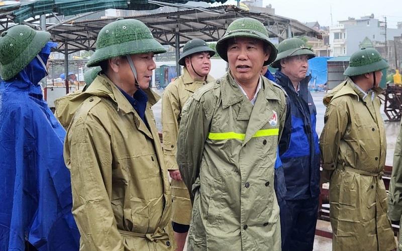 Thứ trưởng Phùng Đức Tiến kiểm tra công tác phòng, chống bão số 3 tại Quảng Ninh
