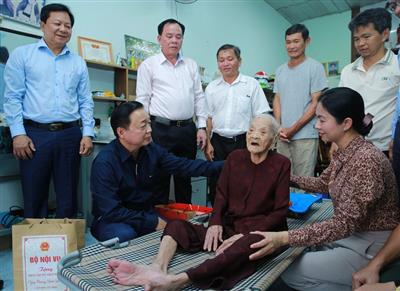 Phó Thủ tướng Trần Hồng Hà thăm, tặng quà gia đình người có công tại Biên Hòa, Đồng Nai nhân dịp 27/7