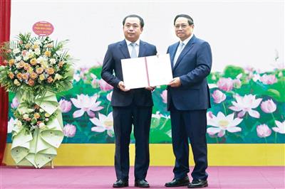 Thủ tướng Chính phủ Phạm Minh Chính trao quyết định giao Quyền Bộ trưởng Bộ Nông nghiệp và Môi trường cho ông Trần Đức Thắng