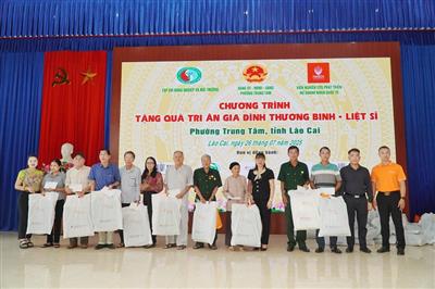 Viện Nghiên cứu Phát triển Nữ Doanh nhân Quốc tế tặng quà các gia đình thương binh liệt sĩ tại phường Trung Tâm - Lào Cai