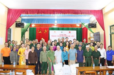 Tạp chí Nông nghiệp và Môi trường tổ chức chương trình “Tặng quà tri ân gia đình thương binh - liệt sĩ” tại xã Văn Chấn - Lào Cai